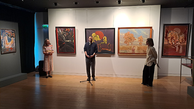 Lyubov Kuzmina, daughter of Nikolai Kuzmin, Thibaud Josset, historian and editor-in-chief of the magazine “Univers des Arts”, and Anna Kotlova, director of the Russian Orthodox Spiritual and Cultural Center (CSCOR), at the opening of the “Nikolai Kuzmin, painting: to abstract art” exhibition at CSCOR (Paris 7th arrondissement) in 2025.